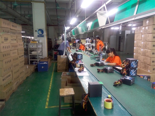 浙江-塑膠廠貼標機使用現(xiàn)場